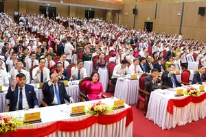 Các đại biểu biểu quyết thông qua chương trình đại hội. Ảnh: XUÂN QUỲNH