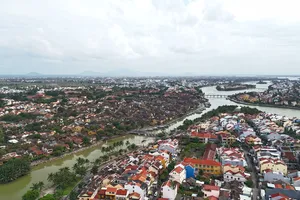 Phố cổ Hội An nhìn từ trên cao – điểm đến văn hóa, du lịch quốc tế. Ảnh: XUÂN QUỲNH
