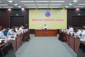 Ông Phạm Đức Ấn, Chủ tịch UBND TP Đà nẵng chủ trì cuộc họp trực tuyến