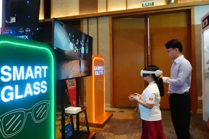 Người dân làm quen, thụ hưởng từ kinh tế số. Ảnh: XUÂN QUỲNH