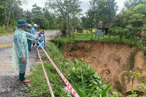 Sạt lở đất chia cắt nhiều khu vực ở Đà Nẵng