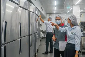 Đoàn kiểm tra tiến hành giám sát quy trình chế biến tại cửa hàng ABC Bakery. Ảnh: XUÂN QUỲNH