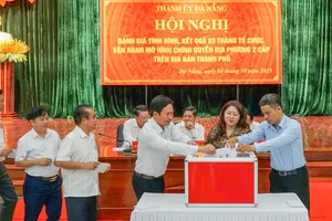 Đông đảo cán bộ, công chức, viên chức từ các cơ quan, đơn vị TP Đà Nẵng tích cực tham gia đóng góp. Ảnh: XUÂN QUỲNH