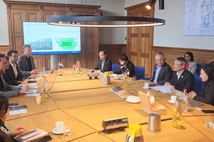 Chủ tịch HĐND TP Đà Nẵng Nguyễn Đức Dũng chia sẻ với đối tác Hà Lan một số định hướng và các lĩnh vực hợp tác của Đà Nẵng. Ảnh: ĐOÀN CÔNG TÁC