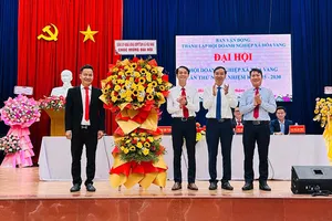 Lãnh đạo xã Hòa Vang tặng hoa chúc mừng đại hội. Ảnh: XUÂN QUỲNH