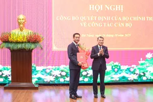 Đồng chí Lê Minh Hưng, Ủy viên Bộ Chính trị, Bí thư Trung ương Đảng, Trưởng ban Tổ chức Trung ương trao quyết định cho đồng chí Lê Ngọc Quang, Bí thư Thành ủy Đà Nẵng. Ảnh: XUÂN QUỲNH