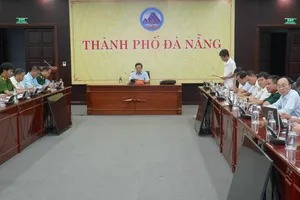 Ông Trần Nam Hưng, Phó Chủ tịch UBND TP Đà Nẵng chủ trì cuộc họp trực tuyến với các ngành, địa phương vào chiều 20-10