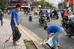 Các hội đoàn thể thuộc phường Thanh Khê (TP Đà Nẵng) khơi thông cống rãnh ở những tuyến đường lớn