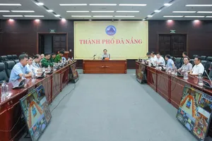 Toàn cảnh cuộc họp của Ban Chỉ đạo Phòng thủ dân sự quốc gia trực tuyến với các địa phương triển khai công tác ứng phó với bão số 12 tại điểm cầu Đà Nẵng. Ảnh: XUÂN QUỲNH