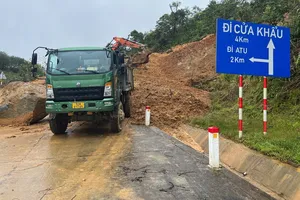 Sạt lở nghiêm trọng trên đường lên cửa khẩu Tây Giang. Ảnh: Xã Hùng Sơn