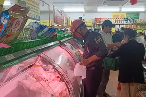 Hàng thịt tươi sống có đông người mua. Ảnh: XUÂN QUỲNH