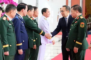 Ông Chan Heng Ki, Thư ký Thường trực Bộ Quốc phòng Singapore bắt tay với đại biểu Bộ Quốc phòng Việt Nam. Ảnh: XUÂN QUỲNH