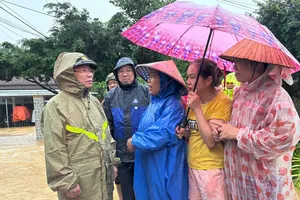 Ông Nguyễn Đức Dũng thăm hỏi, động viên bà con tại xã Điện Bàn Tây. Ảnh: XUÂN QUỲNH