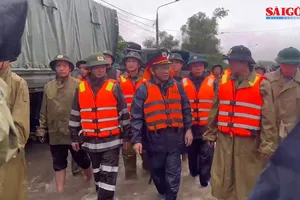 Phó Thủ tướng Trần Hồng Hà thăm, động viên người dân vùng ngập lụt