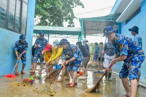 Cán bộ, chiến sĩ Trung đoàn 351 dọn dẹp tại trường Tiểu học Nguyễn Văn Cừ