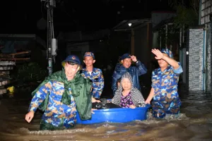 Cán bộ, chiến sĩ Lữ đoàn 681, Vùng 2 xuyên đêm hỗ trợ người già, trẻ nhỏ ở phường Tiến Thành (Lâm Đồng) bị ngập lụt đến nơi an toàn