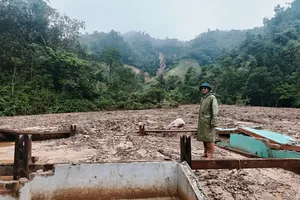 Mưa lũ và sạt lở đất cuốn trôi nhiều nhà cửa ở TP Đà Nẵng