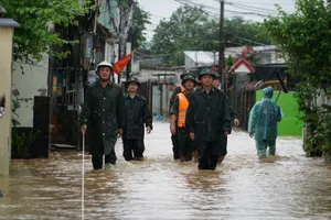 Lực lượng chức năng vào hỗ trợ tại đường Mẹ Suốt. Ảnh: XUÂN QUỲNH