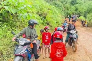 Thầy cô Trường Tiểu học Kim Đồng (xã Nam Trà My, TP Đà Nẵng) vượt sạt lở đón học trò trở lại lớp