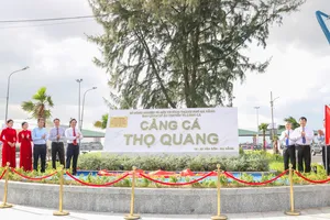 Lãnh đạo TP Đà Nẵng thực hiện nghi thức gắn biển công trình. Ảnh: XUÂN QUỲNH