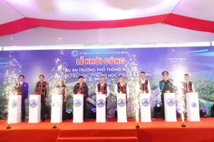 Lãnh đạo TP Đà Nẵng bấm nút khởi công. Ảnh: XUÂN QUỲNH