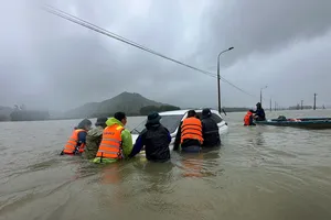 Lực lượng cứu hộ xã Nông Sơn kịp thời cứu ô tô bị lũ cuốn sáng 19-11. Ảnh: THU PHƯƠNG
