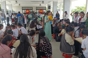 Nhà trưng bày Hoàng Sa phối hợp với Đoàn Thanh niên phường An Khê và Trường THCS Nguyễn Đình Chiểu tổ chức Ngày hội Di sản văn hóa biển. Ảnh: XUÂN QUỲNH