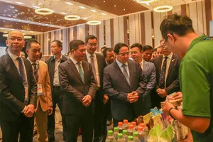 Thủ tướng Phạm Minh Chính tham quan trưng bày sản phẩm dịch vụ, công nghiệp, hậu cần tại diễn đàn. Ảnh: XUÂN QUỲNH