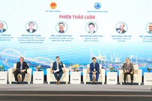 Các diễn giả thảo luận tại phiên chuyên đề. Ảnh: XUÂN QUỲNH