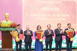 Phó Bí thư Thường trực Thành ủy Đà Nẵng Nguyễn Đình Vĩnh và các đồng chí Thường trực Thành ủy tặng hoa chúc mừng các cán bộ được bổ nhiệm