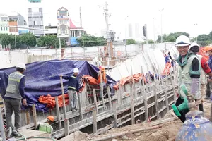 Đơn vị thi công tiến hành khắc phục. Ảnh: XUÂN QUỲNH