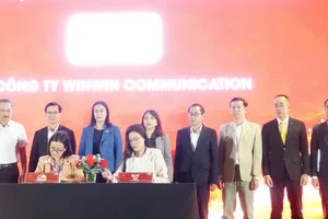 Các đơn vị ký kết đồng hành lễ hội. Ảnh: XUÂN QUỲNH