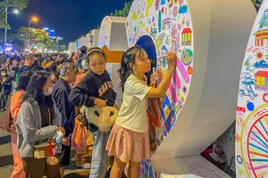 Đông đúc người dân, du khách tham gia sáng tạo trên bảng "Da Nang 2026". Ảnh: XUÂN QUỲNH