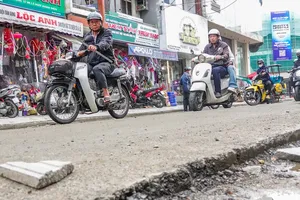 Cận cảnh bản lề bê tông vá tạm dày, chênh cao trên mặt đường Ông Ích Khiêm. Ảnh: XUÂN QUỲNH