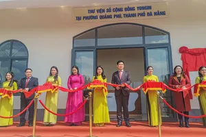 Đại biểu thực hiện nghi thức cắt băng khánh thành. Ảnh: XUÂN QUỲNH