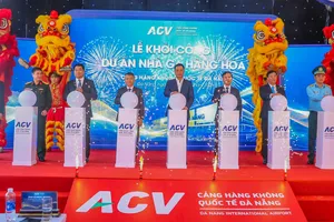 Các đại biểu thực hiện nghi thức khởi công nhà ga hàng hóa. Ảnh: XUÂN QUỲNH
