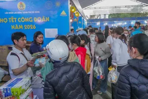 Đông đảo người lao động xếp hàng mua sắm tại các gian hàng. Ảnh: XUÂN QUỲNH