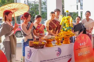 Không gian Tết Việt rực rỡ sắc xuân trong khuôn viên Trường Đại học Ngoại ngữ – Đại học Đà Nẵng. Ảnh: XUÂN QUỲNH