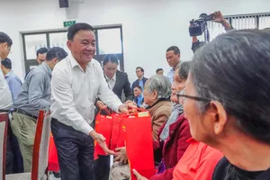 Thường trực Ban Bí thư Trần Cẩm Tú tặng quà cho gia đình chính sách, hộ nghèo, người lao động có hoàn cảnh khó khăn. Ảnh: XUÂN QUỲNH