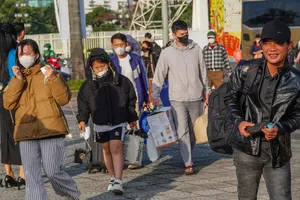 Công nhân, người lao động tập trung tại Trung tâm Hội chợ Triển lãm TP Đà Nẵng trong ngày 13-2. Ảnh: XUÂN QUỲNH