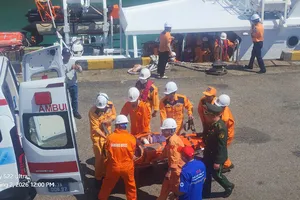 Đến 12 giờ ngày 14-2, tàu SAR 274 cập cầu cảng Trung tâm