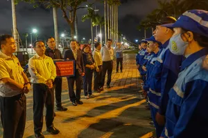 Ông Trần Anh Tuấn động viên lực lượng công nhân vệ sinh môi trường. Ảnh: XUÂN QUỲNH