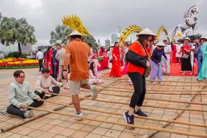 Du khách nhảy sạp tại đường hoa Đà Nẵng. Ảnh: XUÂN QUỲNH