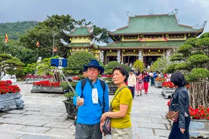 Nhiều du khách Hàn Quốc tỏ ra thích thú khi tìm hiểu phong tục đi lễ chùa đầu năm của người Việt. Ảnh: XUÂN QUỲNH