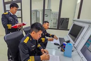 Kíp trực ra đa quan sát tại trạm 550 ở đặc khu Lý Sơn 