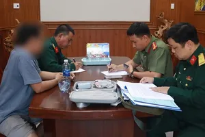 Ban Chỉ huy quân sự phường Hòa Khánh tiến hành lập biên bản tạm giữ phương tiện bay trái phép