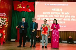 Thứ trưởng Bộ Y tế Đỗ Xuân Tuyên, đại diện KOICA Việt Nam và Phó Chủ tịch UBND TP Đà Nẵng Nguyễn Thị Anh Thi trao quyết định và tặng hoa cho lãnh đạo bệnh viện