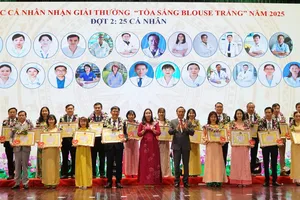 25 cá nhân trong 51 cá nhân tiêu biểu được vinh danh Giải thưởng “Tỏa sáng Blouse trắng” năm 2025. Ảnh: XUÂN QUỲNH 