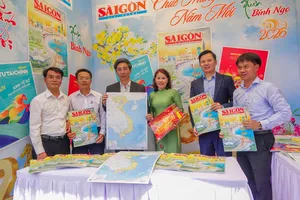 Lãnh đạo TP Đà Nẵng tham quan gian hàng của Báo Sài Gòn Giải Phóng