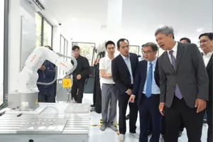 Phó Chủ tịch UBND TP Đà Nẵng Hồ Quang Bửu và các đại biểu tham quan trung tâm. Ảnh: XUÂN QUỲNH